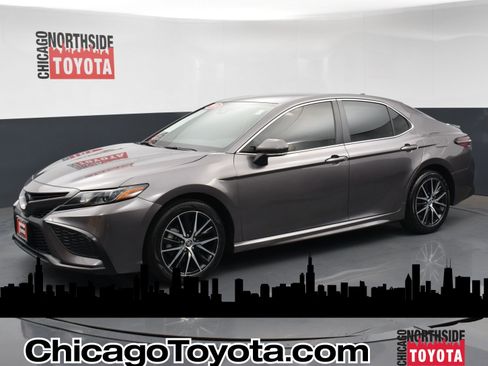 Used 2024 Toyota Camry SE image 1