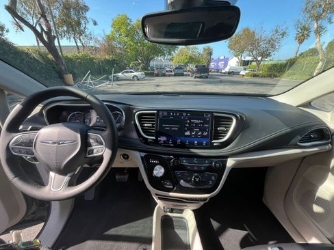 Used 2023 Chrysler Pacifica Touring-L FWD image 34