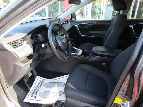 Used 2019 Toyota RAV4 LE AWD/4WD image 9