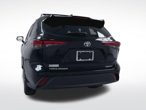 Certified 2024 Toyota Highlander XLE AWD/4WD image 8