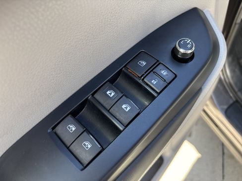 Used 2019 Toyota Highlander XLE AWD/4WD image 14