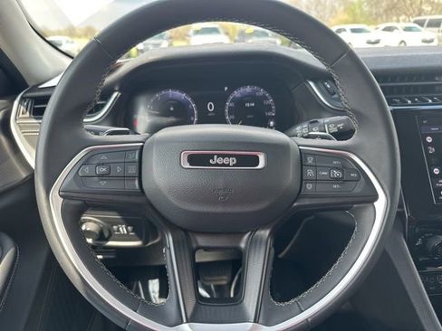 Used 2023 Jeep Grand Cherokee Laredo AWD/4WD image 18