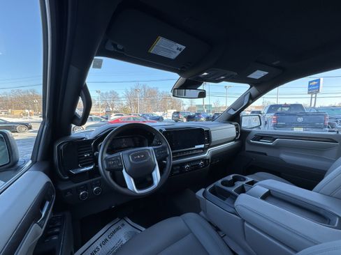 Used 2025 GMC Sierra 1500 SLT image 10