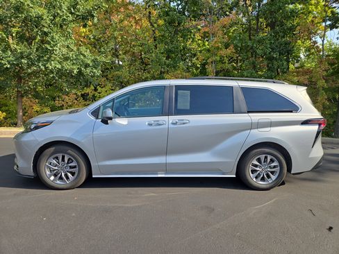 Used 2024 Toyota Sienna XLE image 5