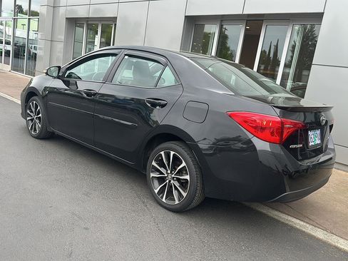 Used 2018 Toyota Corolla XSE image 3