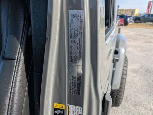 Used 2022 Jeep Gladiator Mojave w/ Cold Weather Group image 36