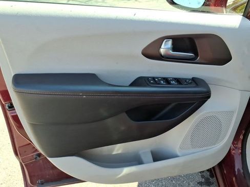 Used 2018 Chrysler Pacifica Touring-L FWD image 18