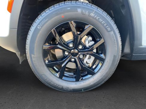 New 2025 Jeep Grand Cherokee Altitude image 9