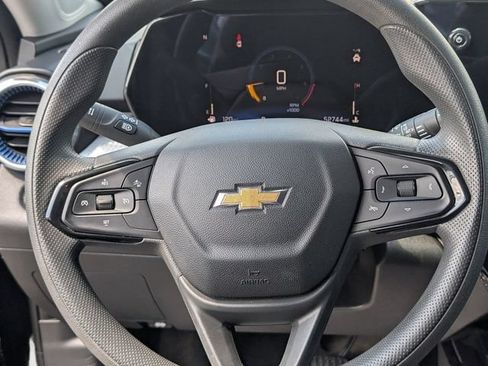 Used 2025 Chevrolet Trax LT FWD image 14
