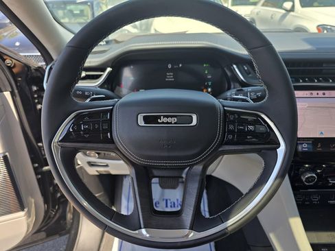 Used 2022 Jeep Grand Cherokee Overland w/ Luxury Tech Group IV AWD/4WD image 16