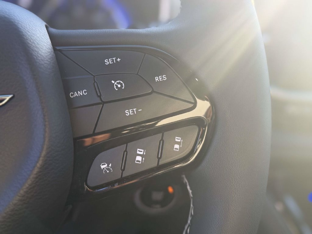 Used 2025 Chrysler Pacifica Limited FWD image 29