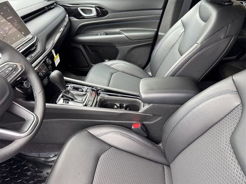 New 2026 Jeep Compass Latitude image 17