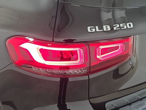Used 2021 Mercedes-Benz GLB 250 4MATIC image 32