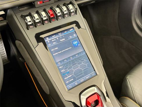 Used 2020 Lamborghini Huracan EVO image 17