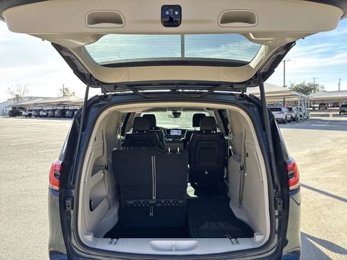 Used 2023 Chrysler Pacifica Touring-L image 11