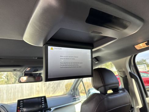 Used 2023 Toyota Sienna Platinum FWD image 16