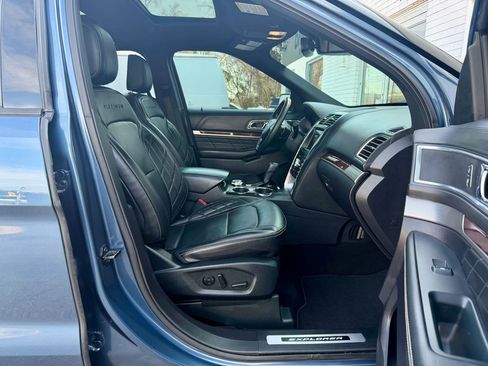 Used 2019 Ford Explorer Platinum image 14