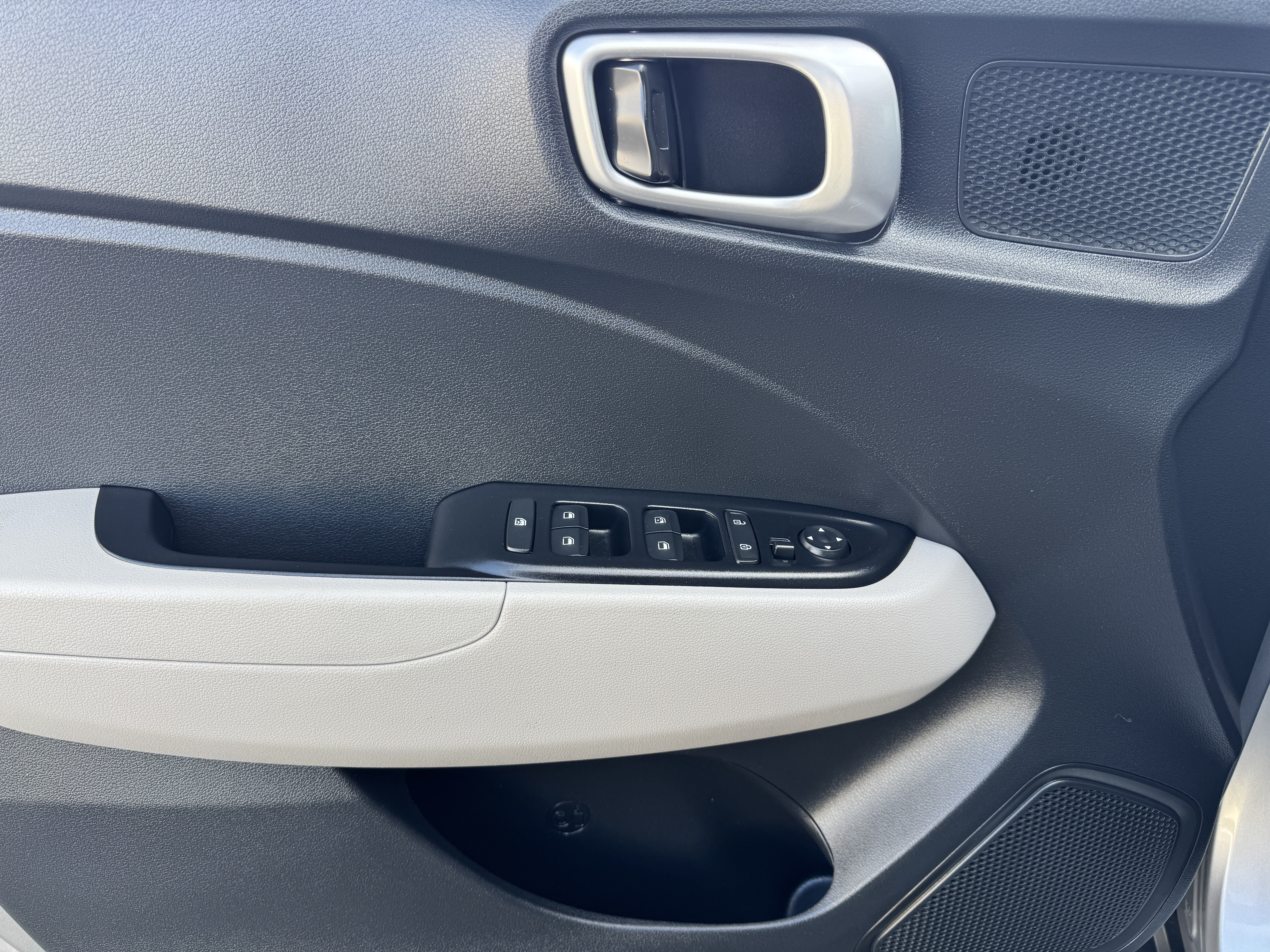 Used 2023 Hyundai Venue SEL FWD image 10