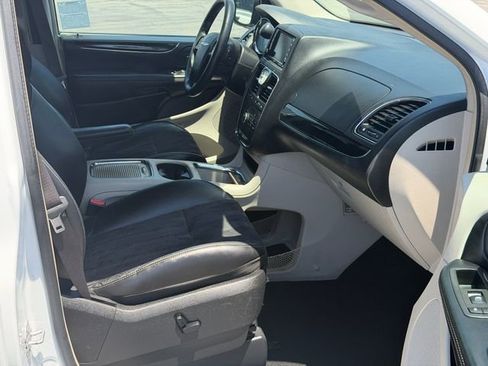 Used 2015 Chrysler Town & Country Limited FWD image 20
