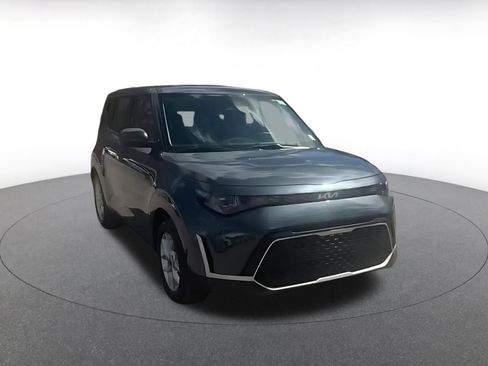 Used 2025 Kia Soul LX w/ LX Technology Package FWD image 2