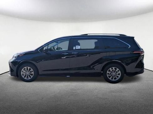 New 2026 Toyota Sienna XLE AWD/4WD image 8