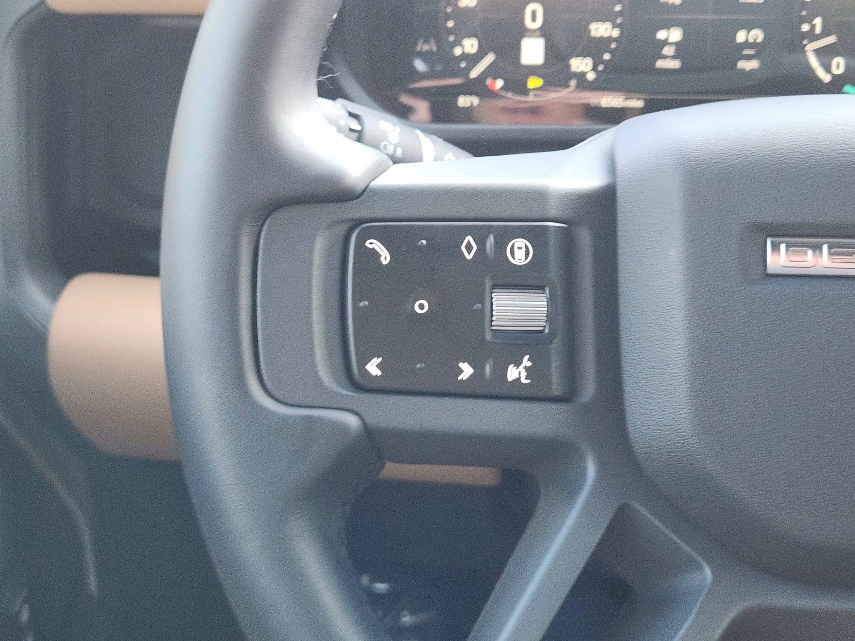 Certified 2026 Land Rover Defender 110 X-Dynamic SE AWD/4WD image 23