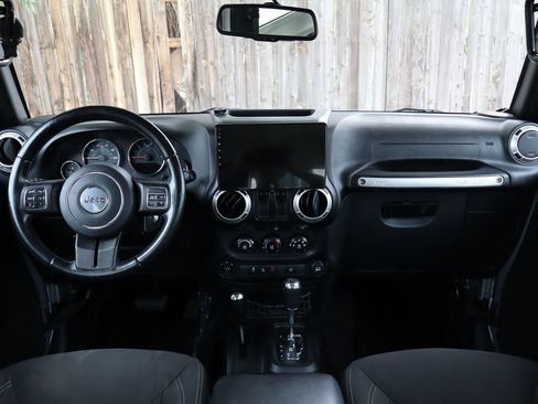 Used 2016 Jeep Wrangler Rubicon w/ Power Convenience Group AWD/4WD image 16