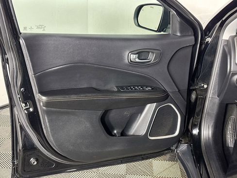 Used 2018 Jeep Compass Latitude w/ Popular Equipment Group FWD image 10