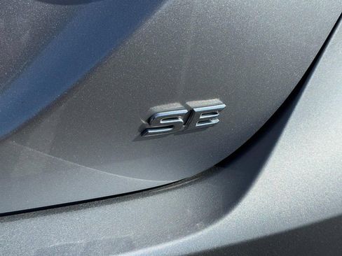 Used 2018 Toyota Camry SE image 4