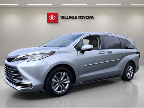Certified 2022 Toyota Sienna Limited image 1