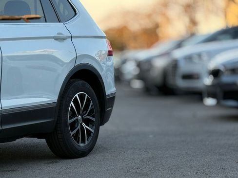 Used 2021 Volkswagen Tiguan SE w/ Panoramic Sunroof Package image 2