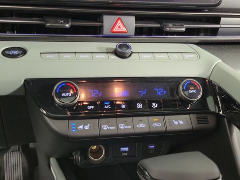 New 2025 Hyundai Elantra Limited image 16