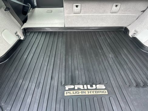 Used 2015 Toyota Prius Plug-In Hybrid image 15