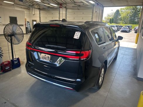 Used 2022 Chrysler Pacifica Touring-L w/ Uconnect Theater Family Group image 5