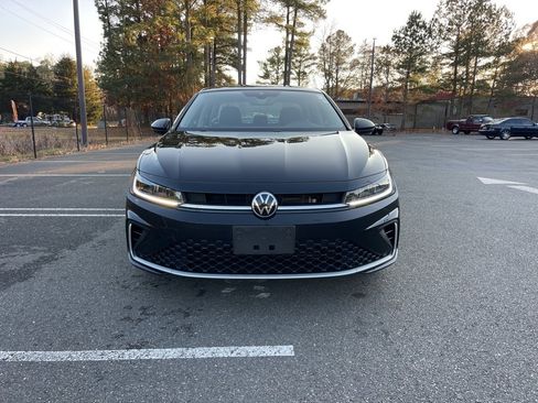 Used 2025 Volkswagen Jetta SE w/ Sunroof Package image 4