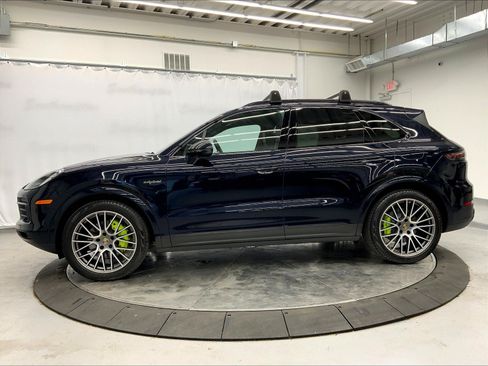 Certified 2023 Porsche Cayenne Platinum Edition AWD/4WD image 2