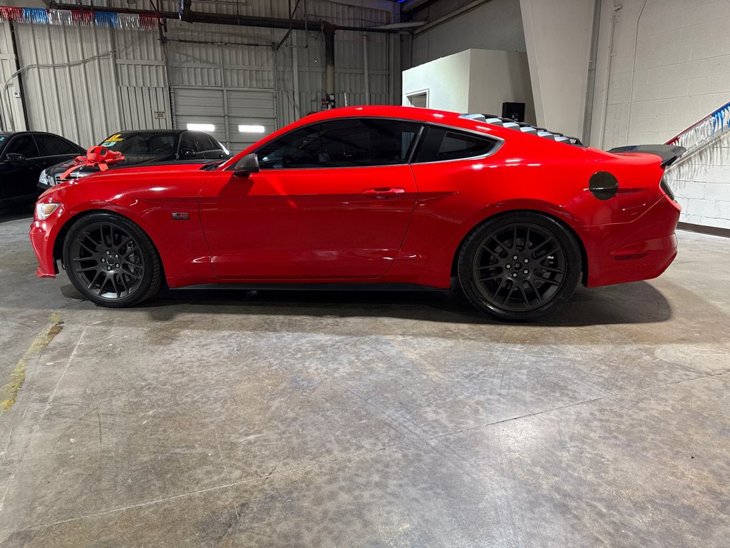 Used 2017 Ford Mustang GT RWD image 4