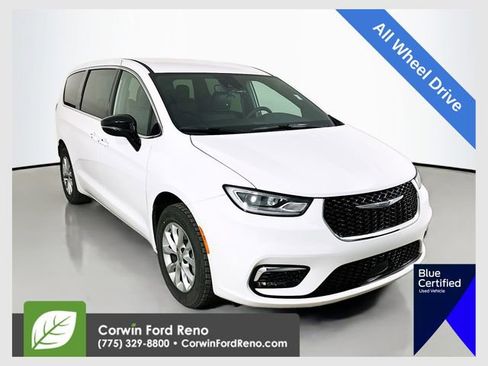 Used 2025 Chrysler Pacifica Select AWD/4WD image 1