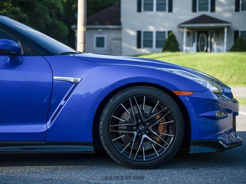 Used 2024 Nissan GT-R AWD/4WD image 9