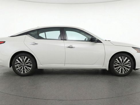 Used 2025 Nissan Altima 2.5 SV image 11