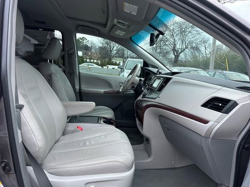 Used 2014 Toyota Sienna XLE image 19