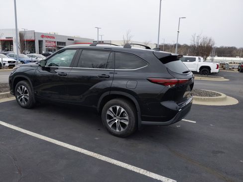 Certified 2024 Toyota Highlander XLE image 8