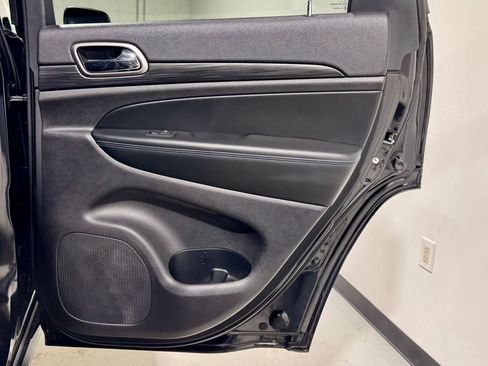 Used 2020 Jeep Grand Cherokee Laredo image 32