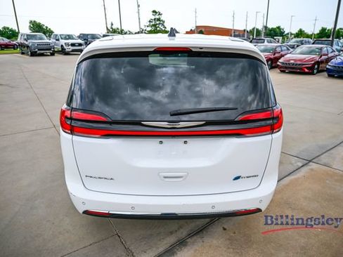 Used 2023 Chrysler Pacifica Touring-L FWD image 3