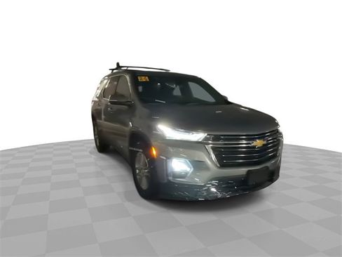 Used 2023 Chevrolet Traverse LT w/ Rear Camera Mirror Package image 2