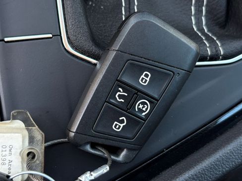 Used 2025 Volkswagen Taos SE image 21