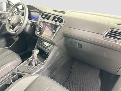 Used 2022 Volkswagen Tiguan SE w/ Panoramic Sunroof Package image 28