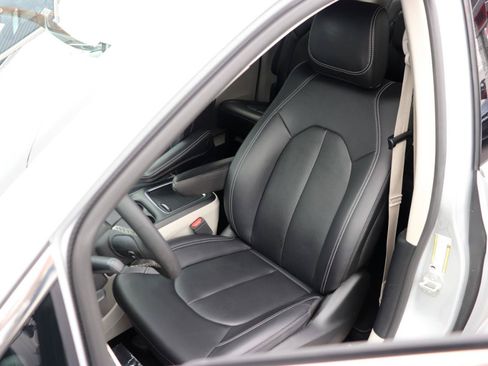 Used 2024 Chrysler Pacifica Touring-L FWD image 11