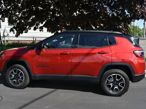 Used 2025 Jeep Compass Trailhawk AWD/4WD image 5