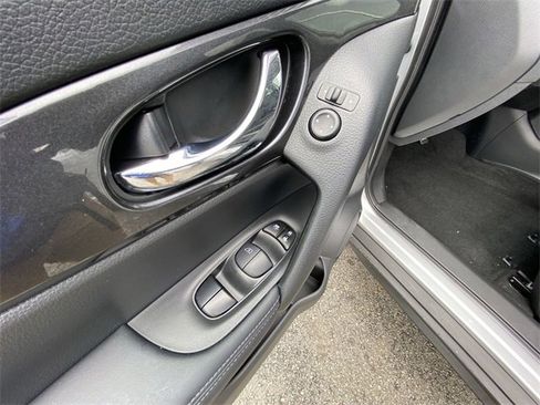 Certified 2018 Nissan Rogue SV image 16